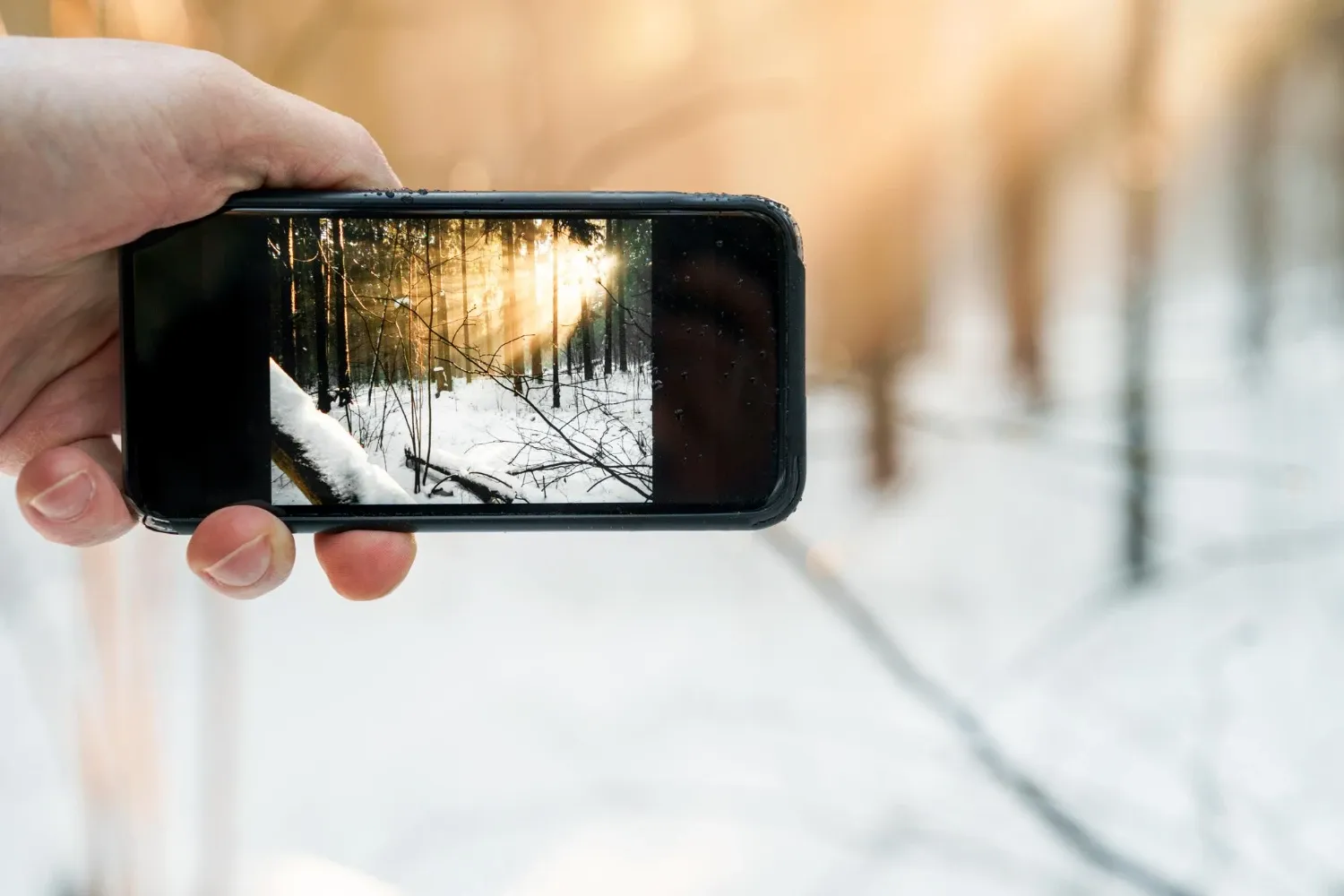 Trucos para fotografiar con poca luz: fotos estables, rostros nítidos y menos tonos amarillentos en escenas urbanas